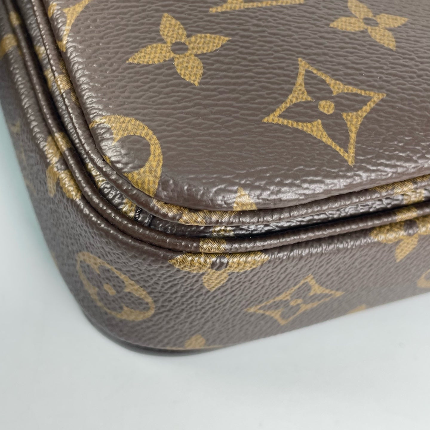 Louis Vuitton Messenger Bag