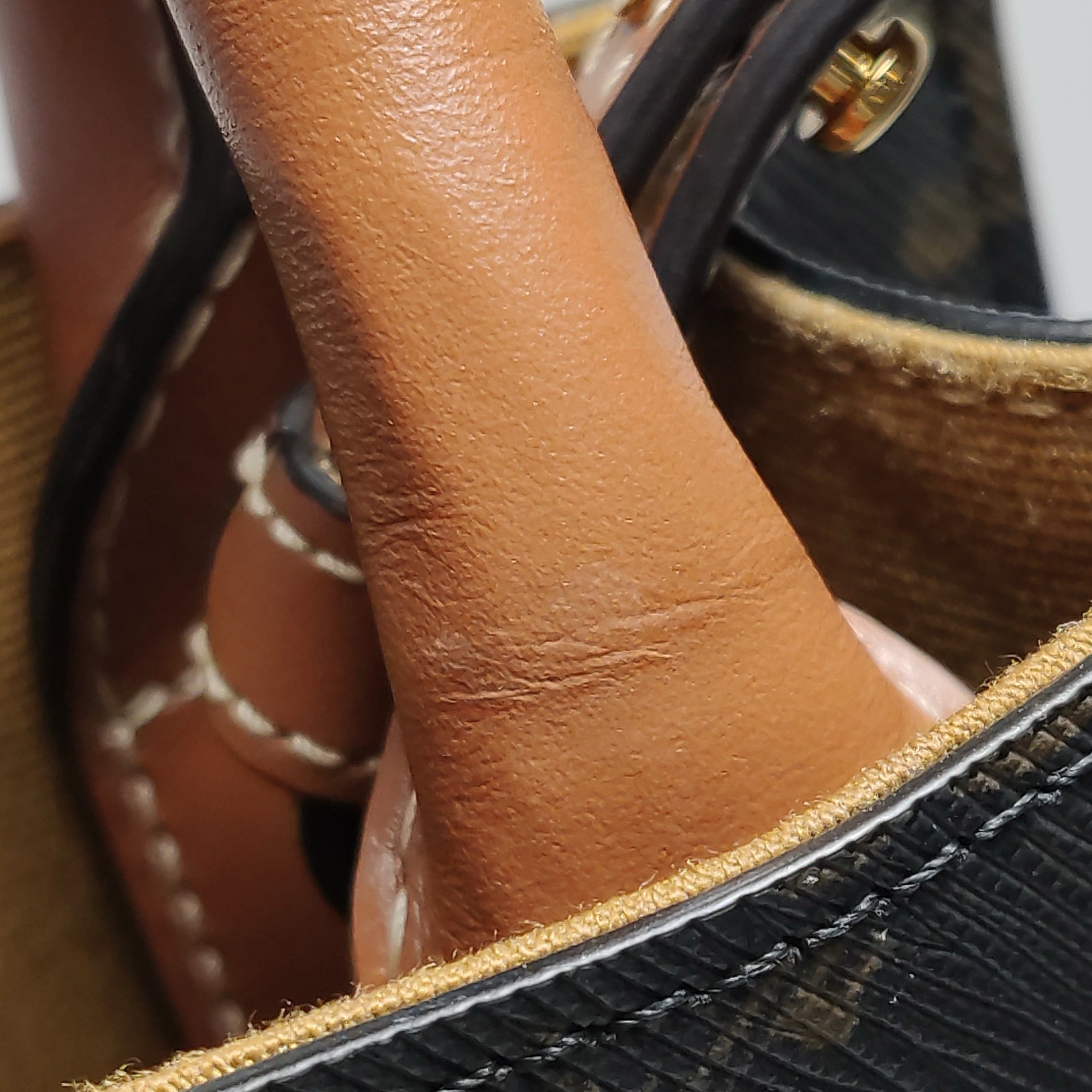 Celine Crossbody CONF.194372BZK.04LU