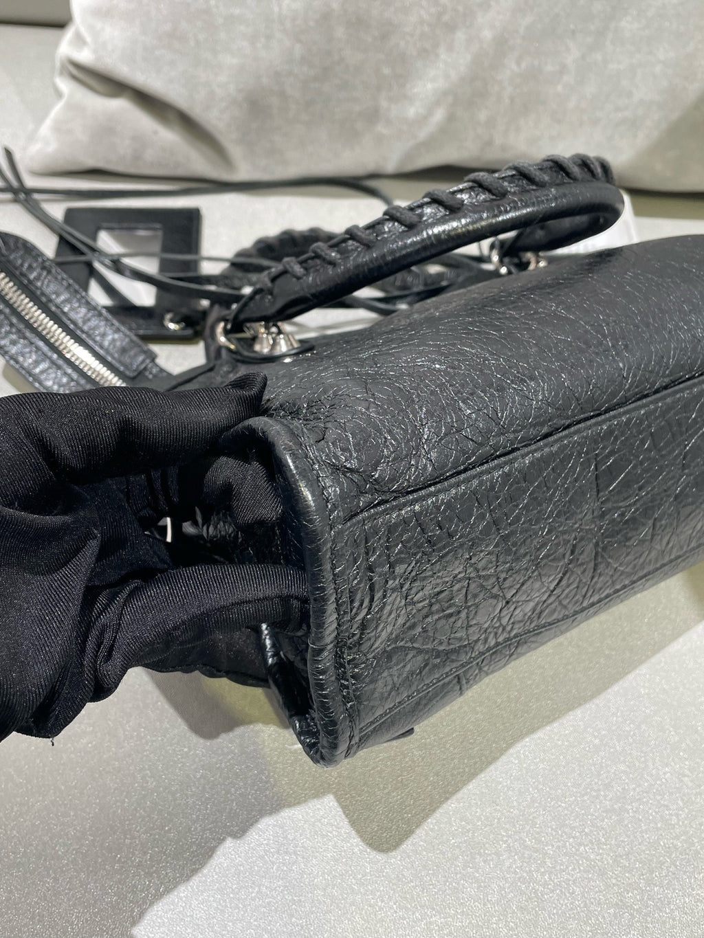 Balenciaga Black Crossbody 300295-DB5XN-1060