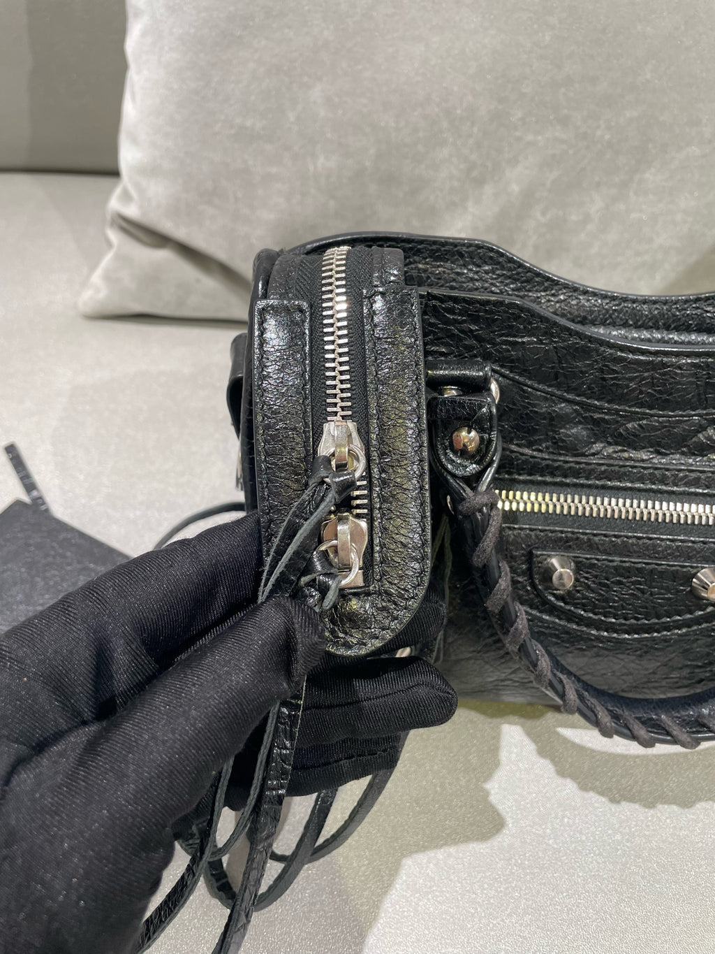 Balenciaga Black Crossbody 300295-DB5XN-1060