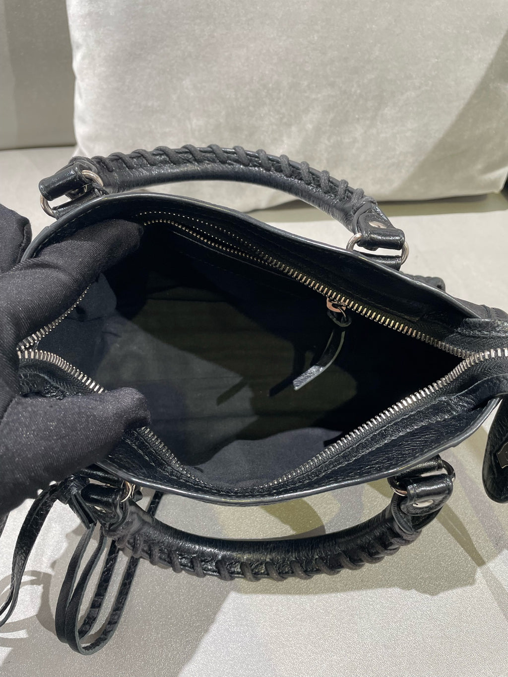 Balenciaga Black Crossbody 300295-DB5XN-1060