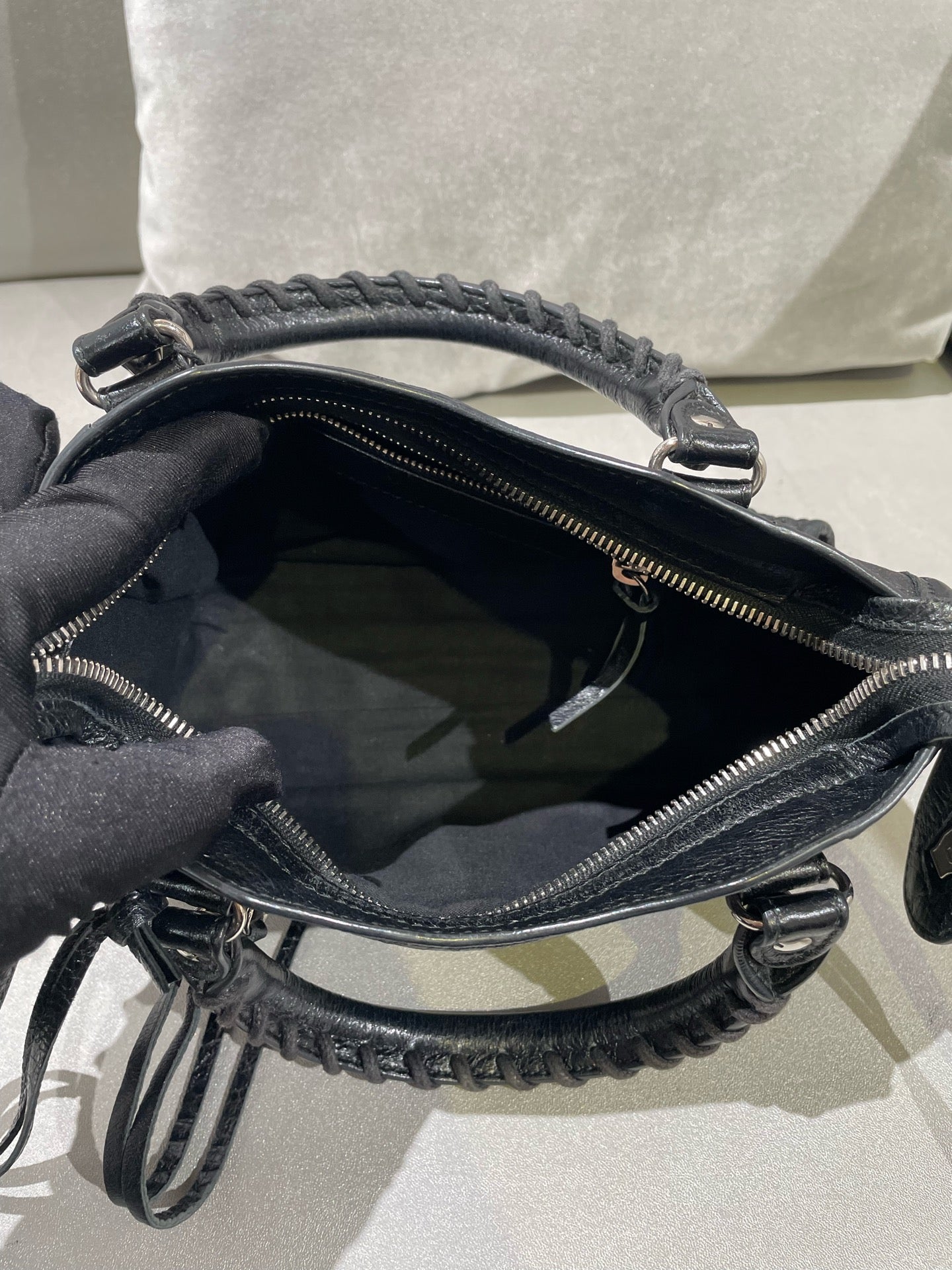 Balenciaga Black Crossbody 300295-DB5XN-1060