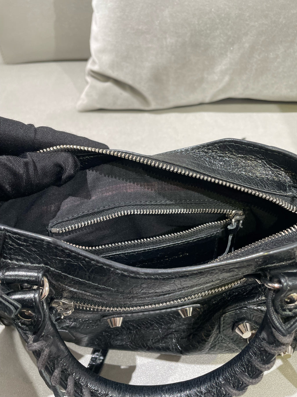 Balenciaga Black Crossbody 300295-DB5XN-1060
