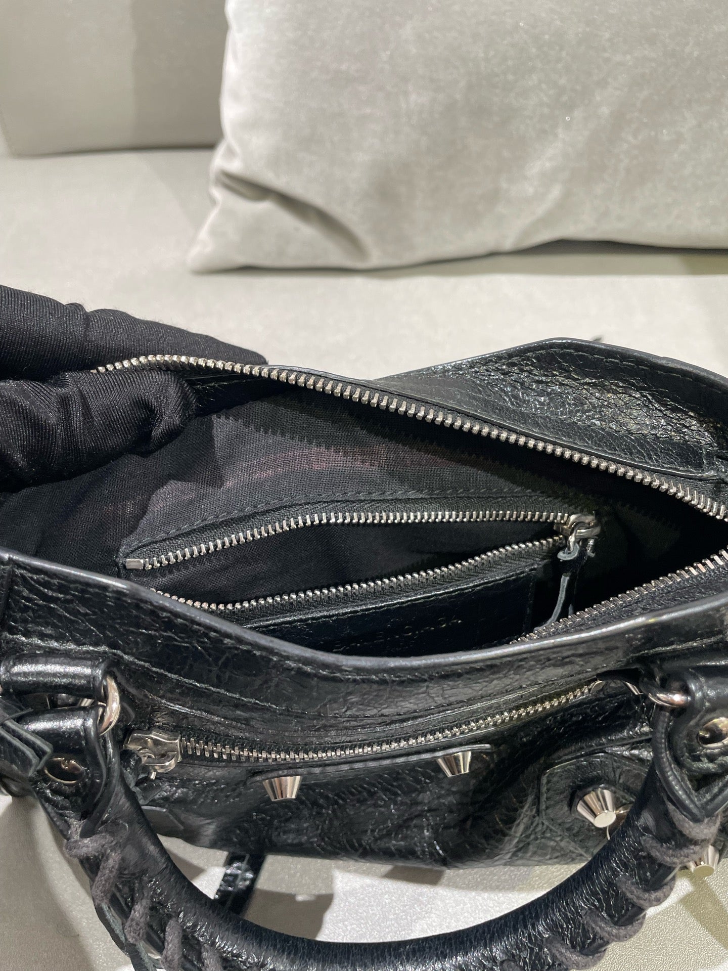 Balenciaga Black Crossbody 300295-DB5XN-1060