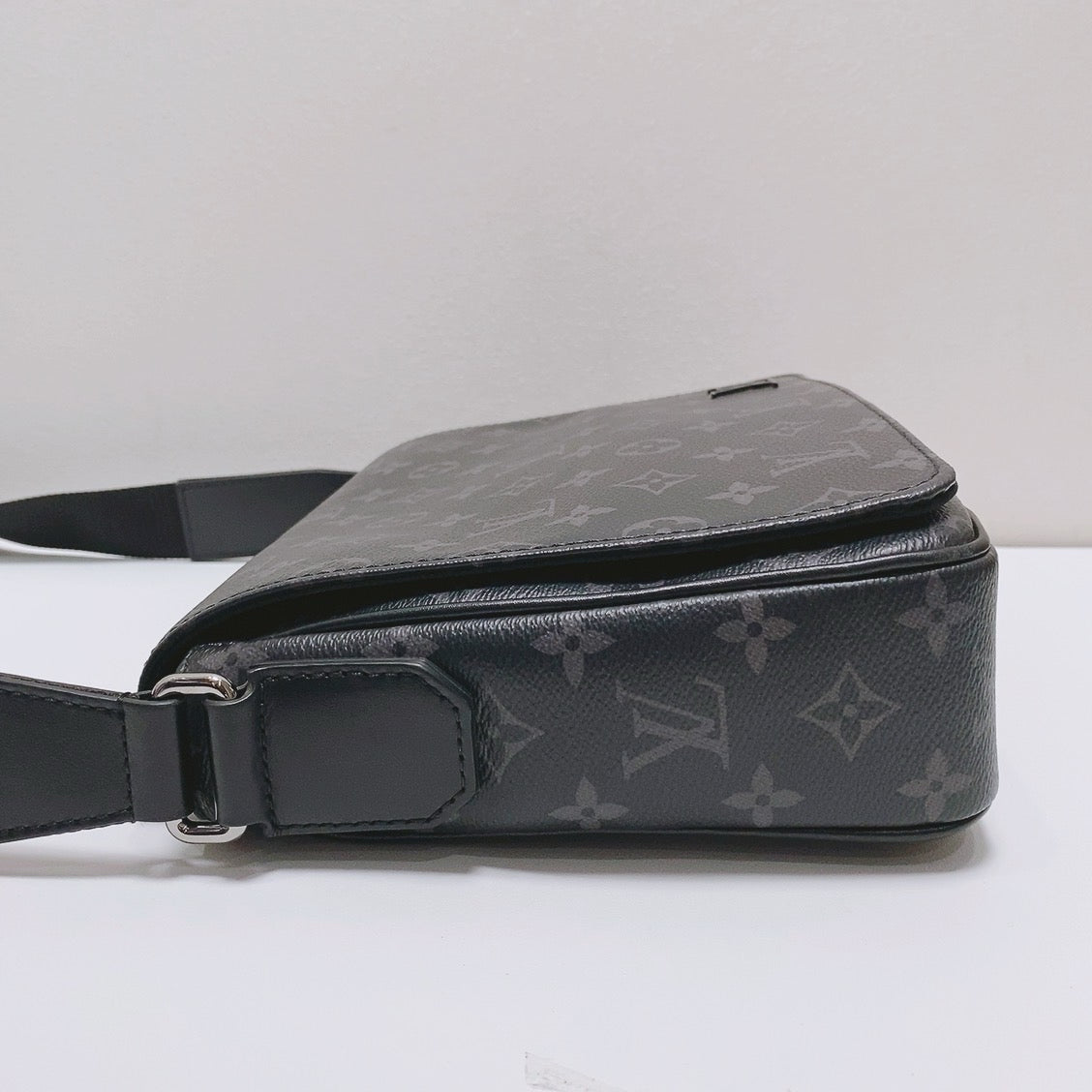 Louis Vuitton Messenger Bag