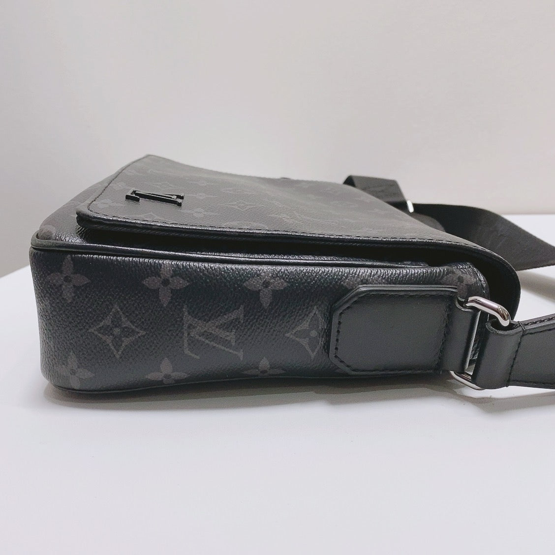 Louis Vuitton Messenger Bag