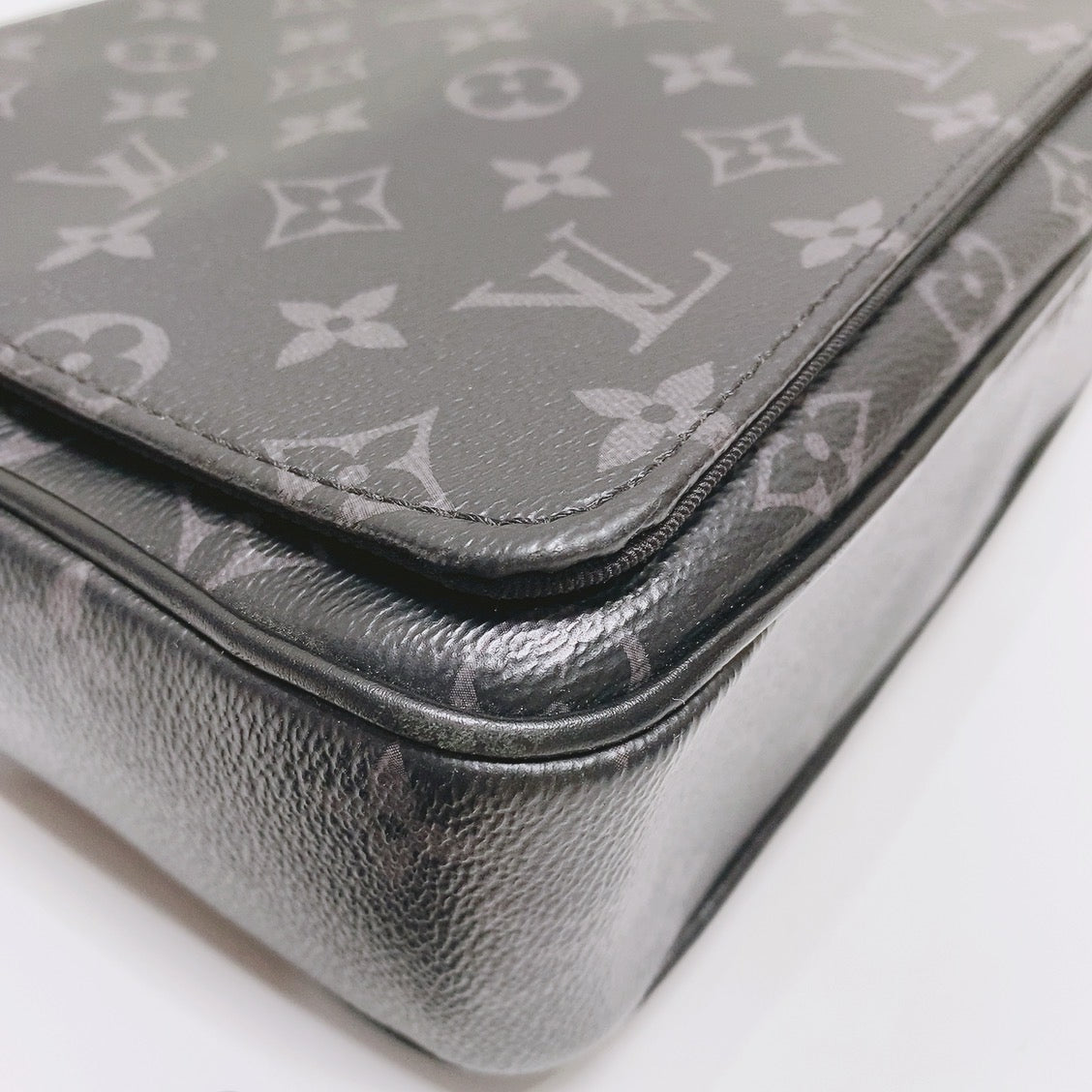 Louis Vuitton Messenger Bag