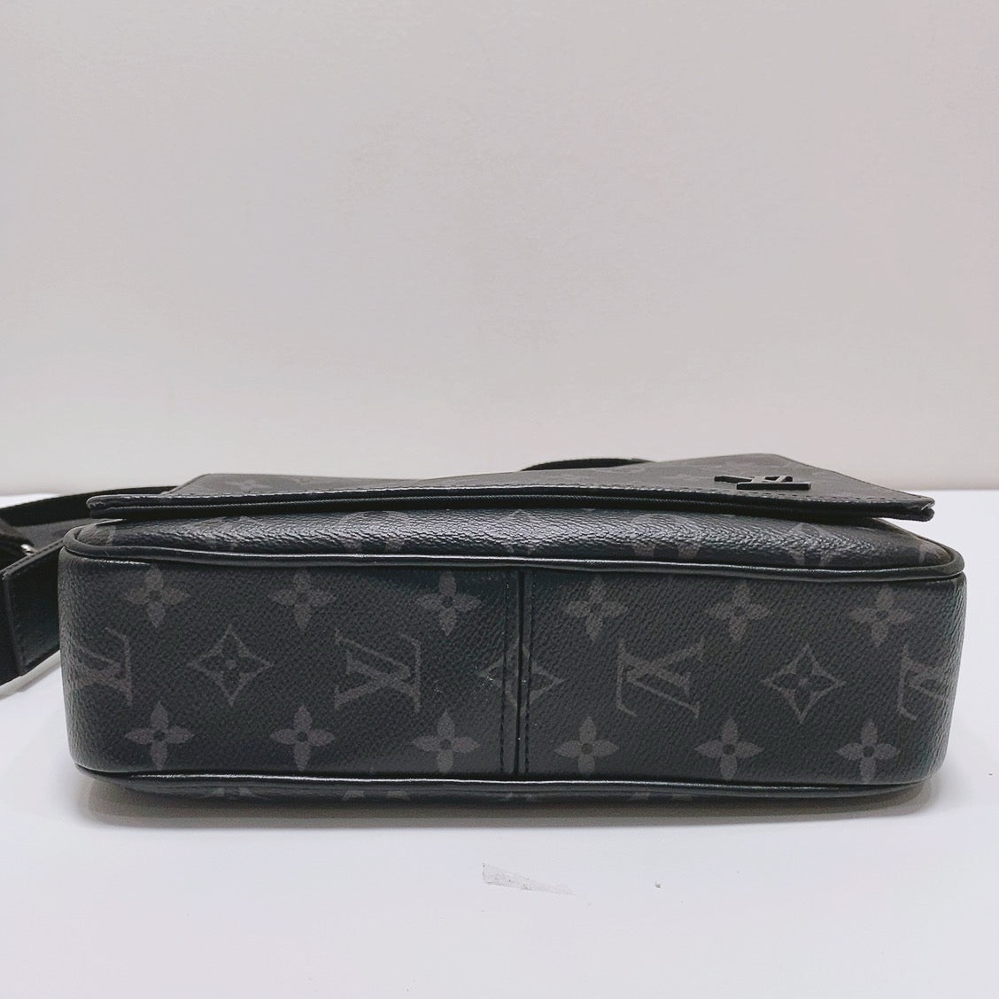 Louis Vuitton Messenger Bag