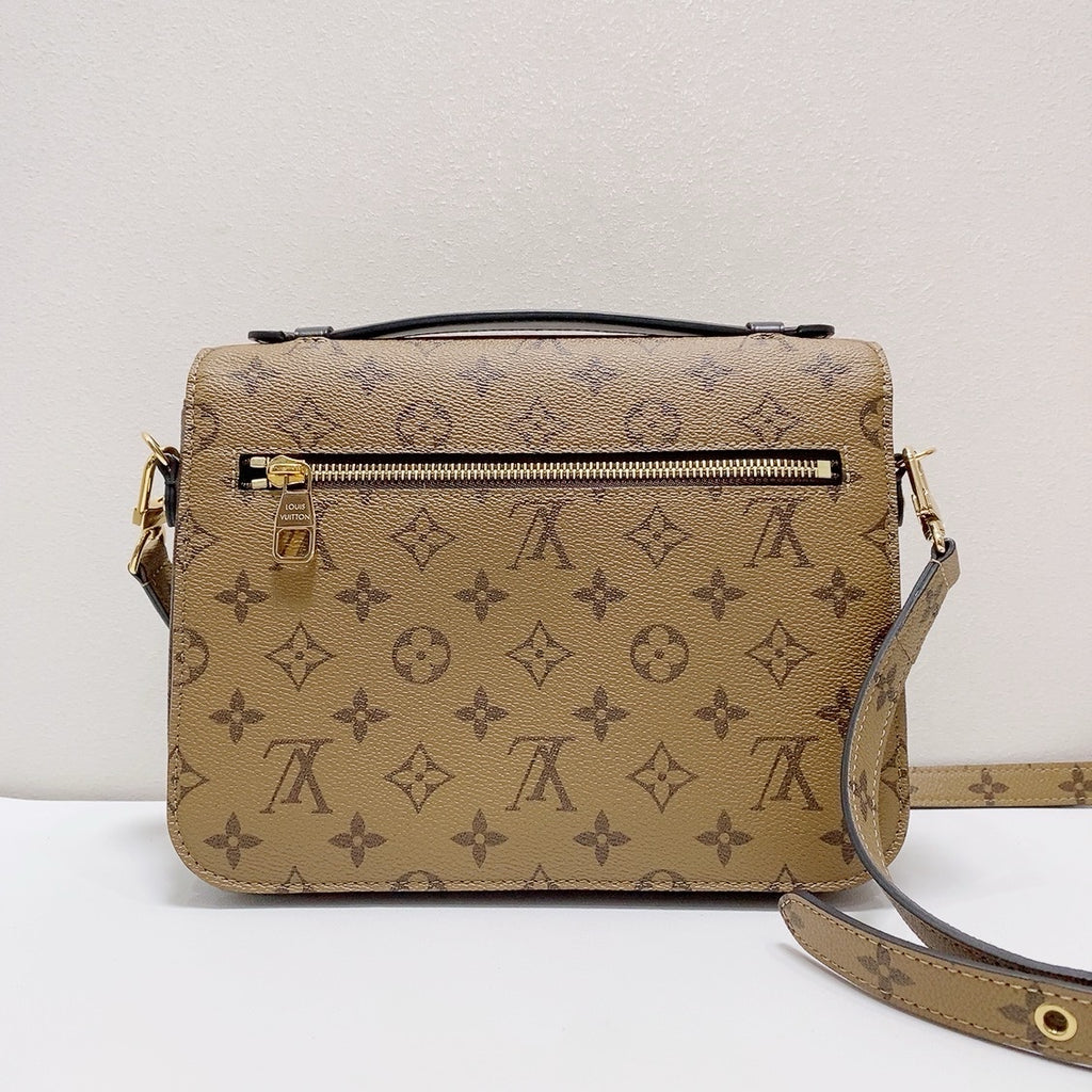 Louis Vuitton Messenger Bag