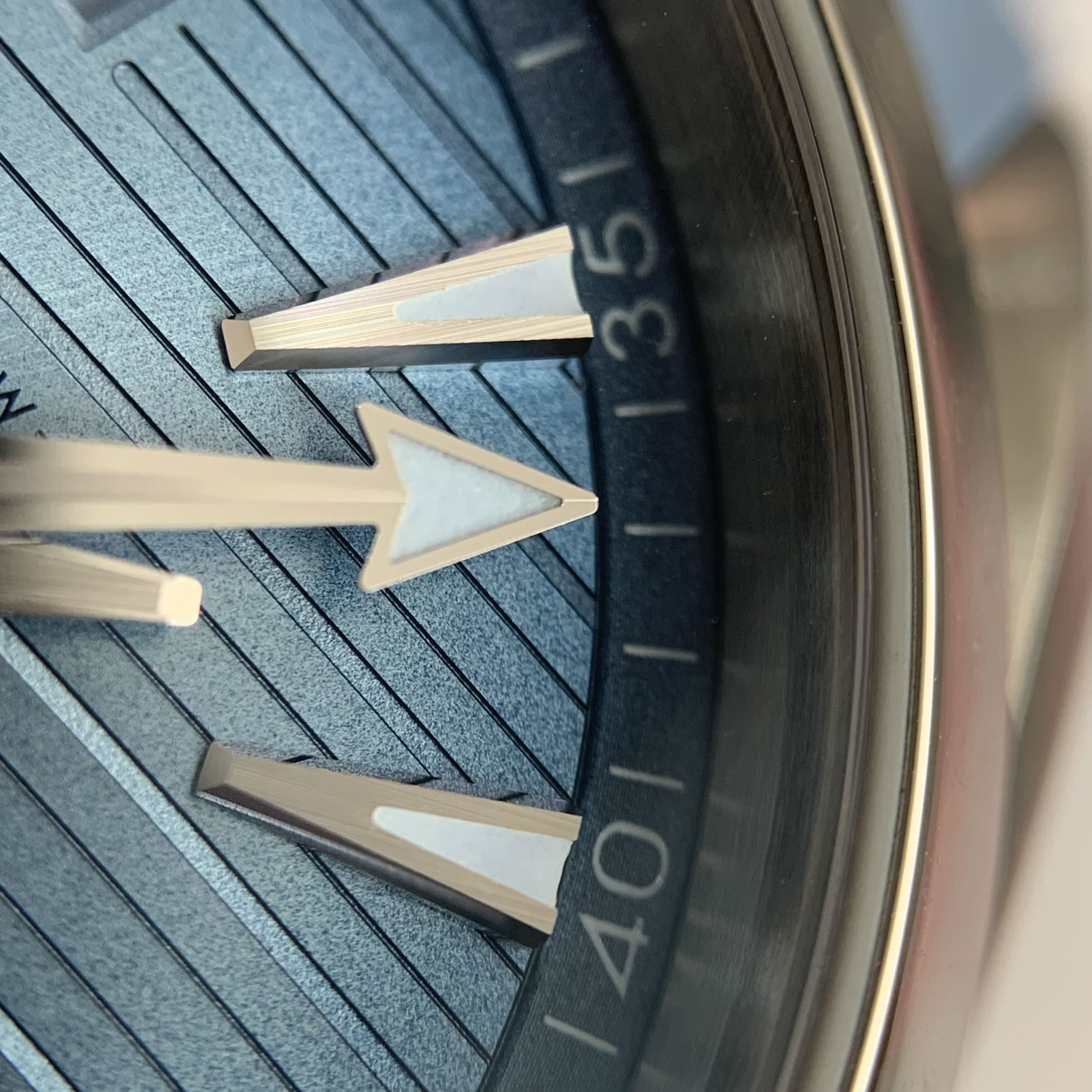 Omega Seahorse 41 millimeters 220.12.41.21.03.008