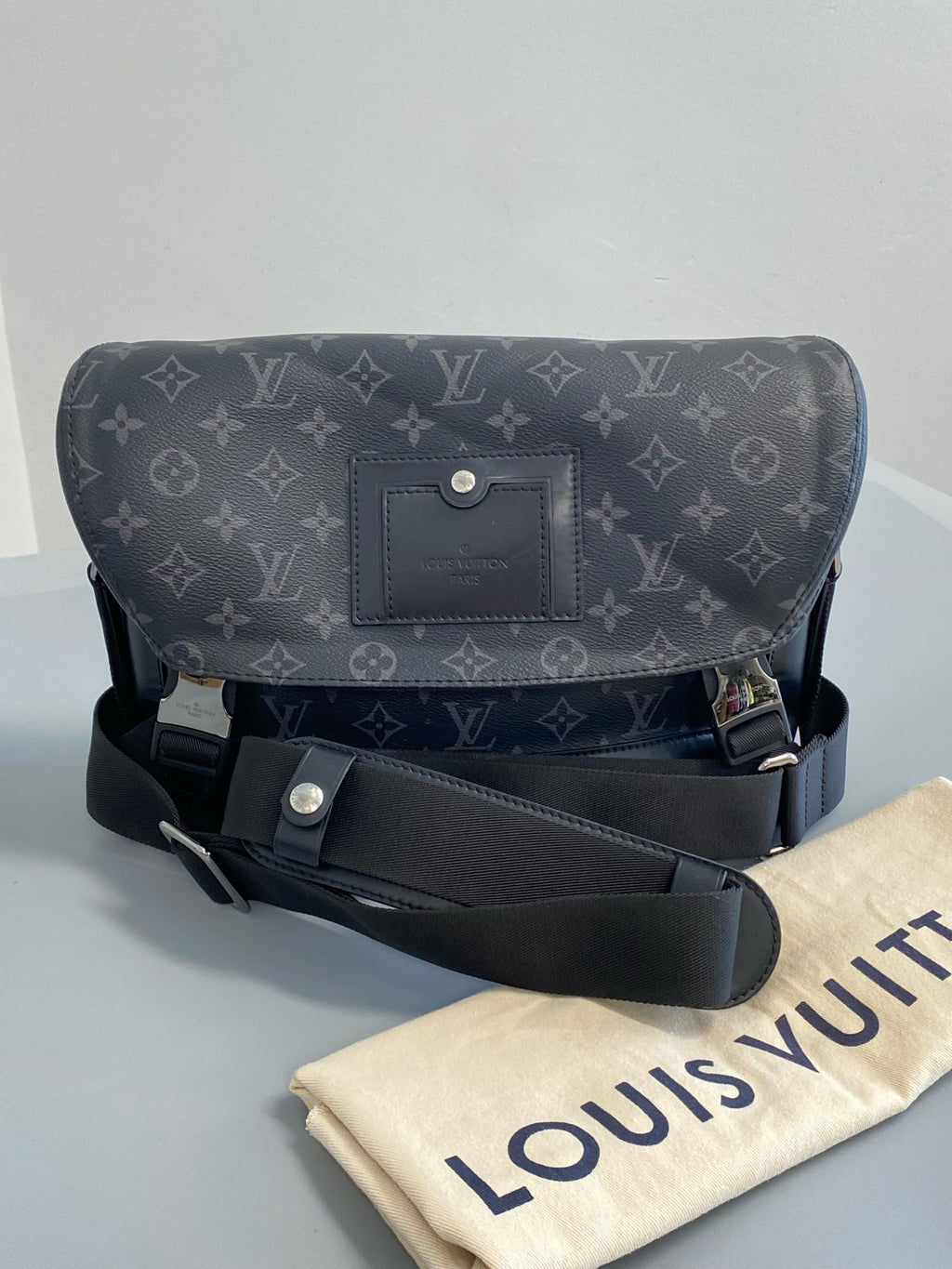 Louis Vuitton Voyager Messenger Bag M40511