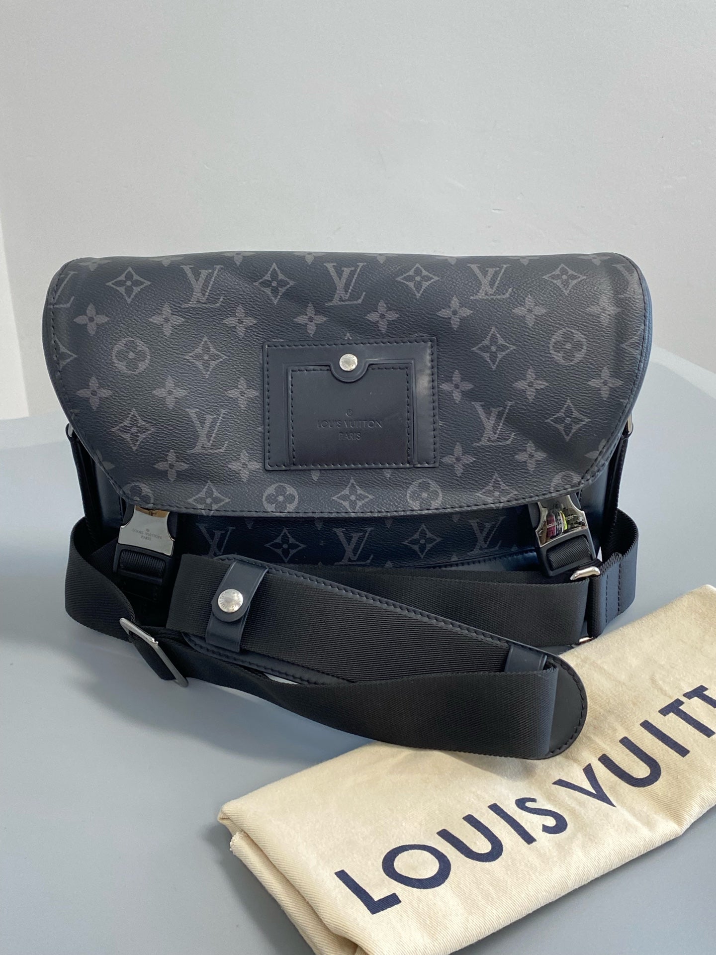 Louis Vuitton Voyager Messenger Bag M40511