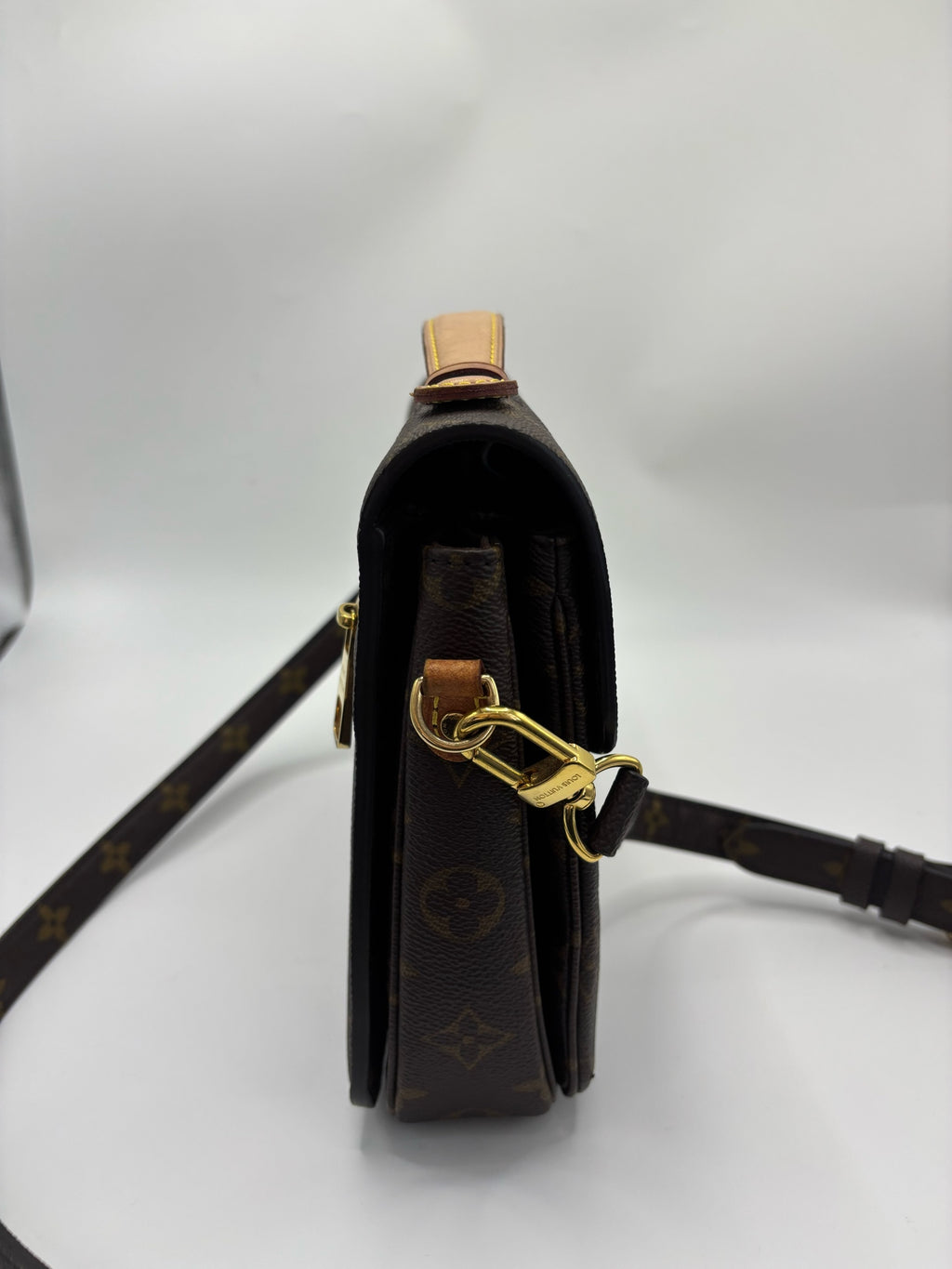 Louis Vuitton Messenger Bag