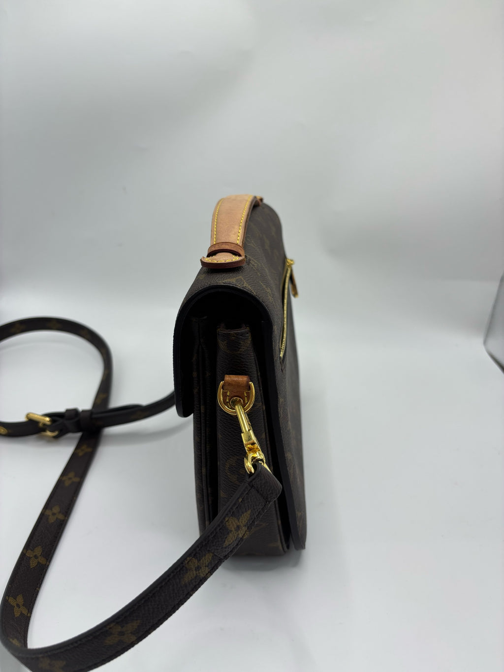 Louis Vuitton Messenger Bag
