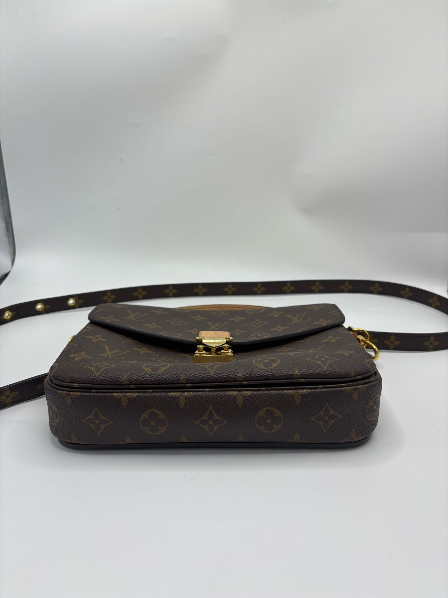 Louis Vuitton Messenger Bag