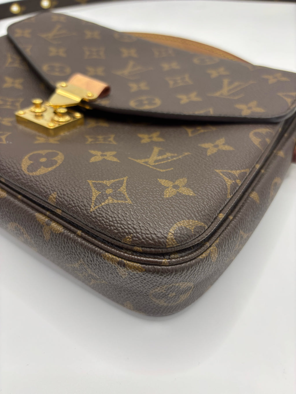 Louis Vuitton Messenger Bag