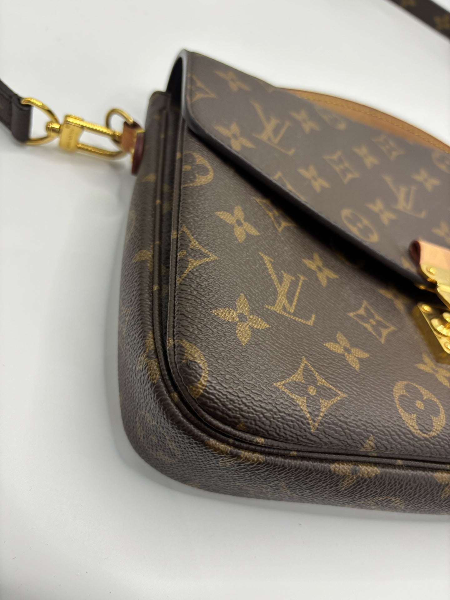 Louis Vuitton Messenger Bag