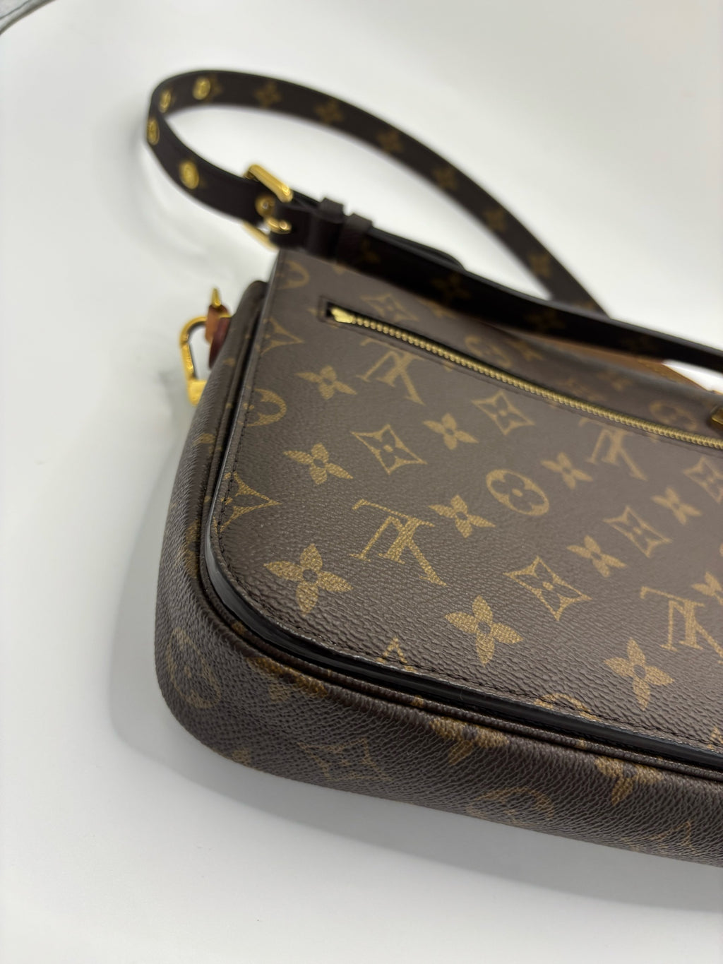 Louis Vuitton Messenger Bag
