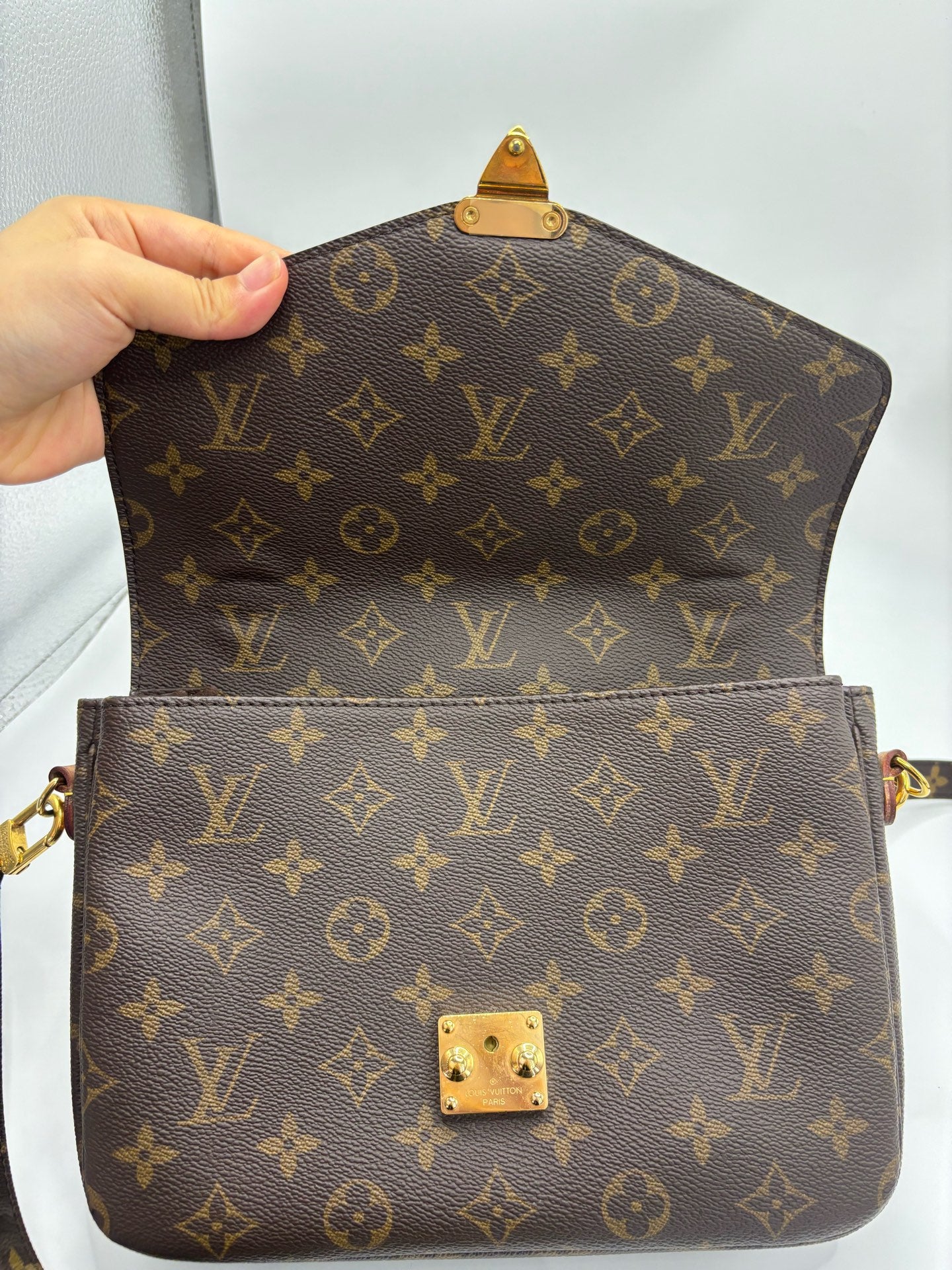 Louis Vuitton Messenger Bag