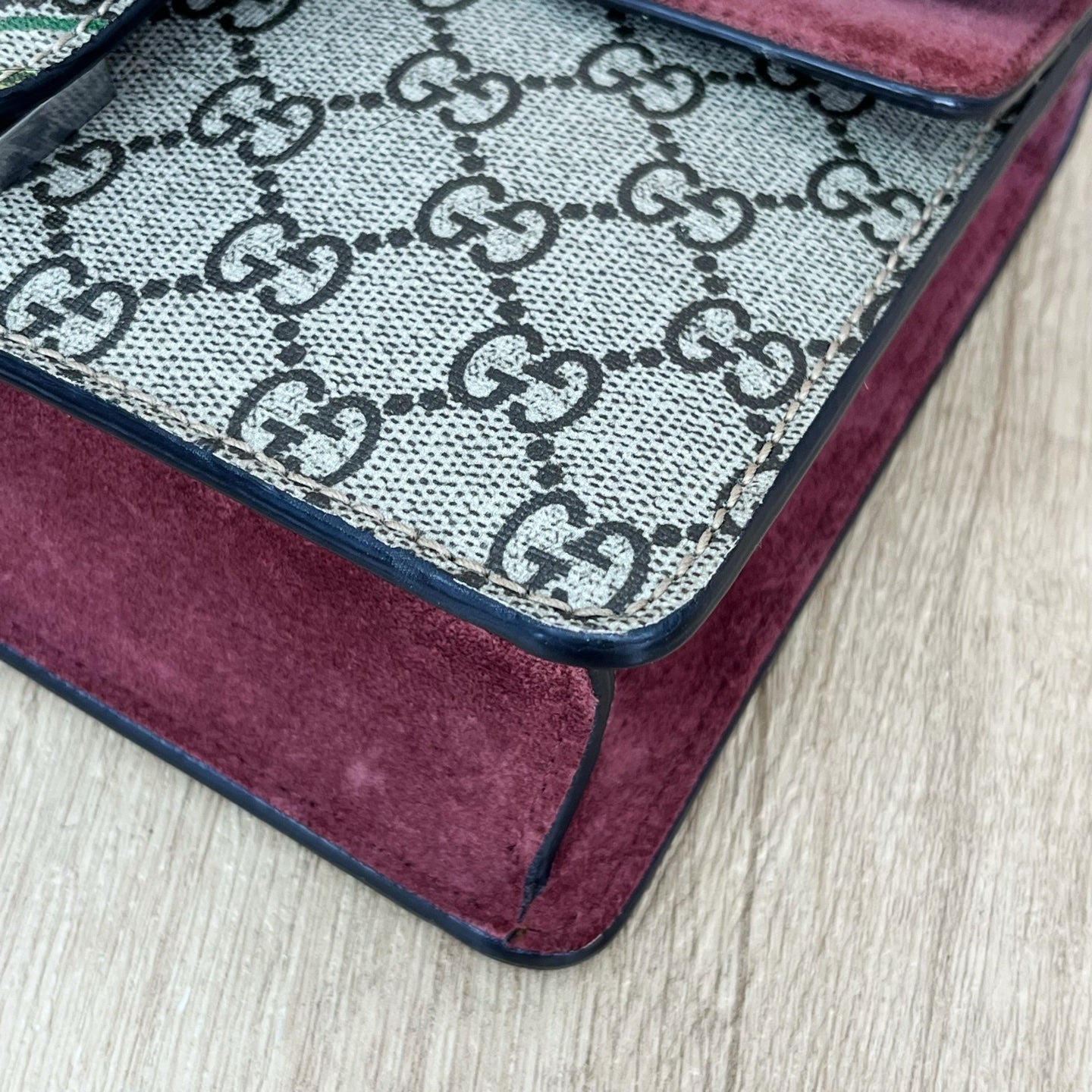 Gucci 421970KU23N8693