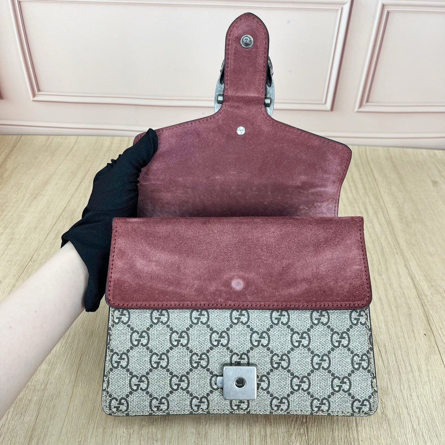 Gucci 421970KU23N8693