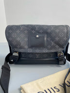 Louis Vuitton Voyager Messenger Bag M40511