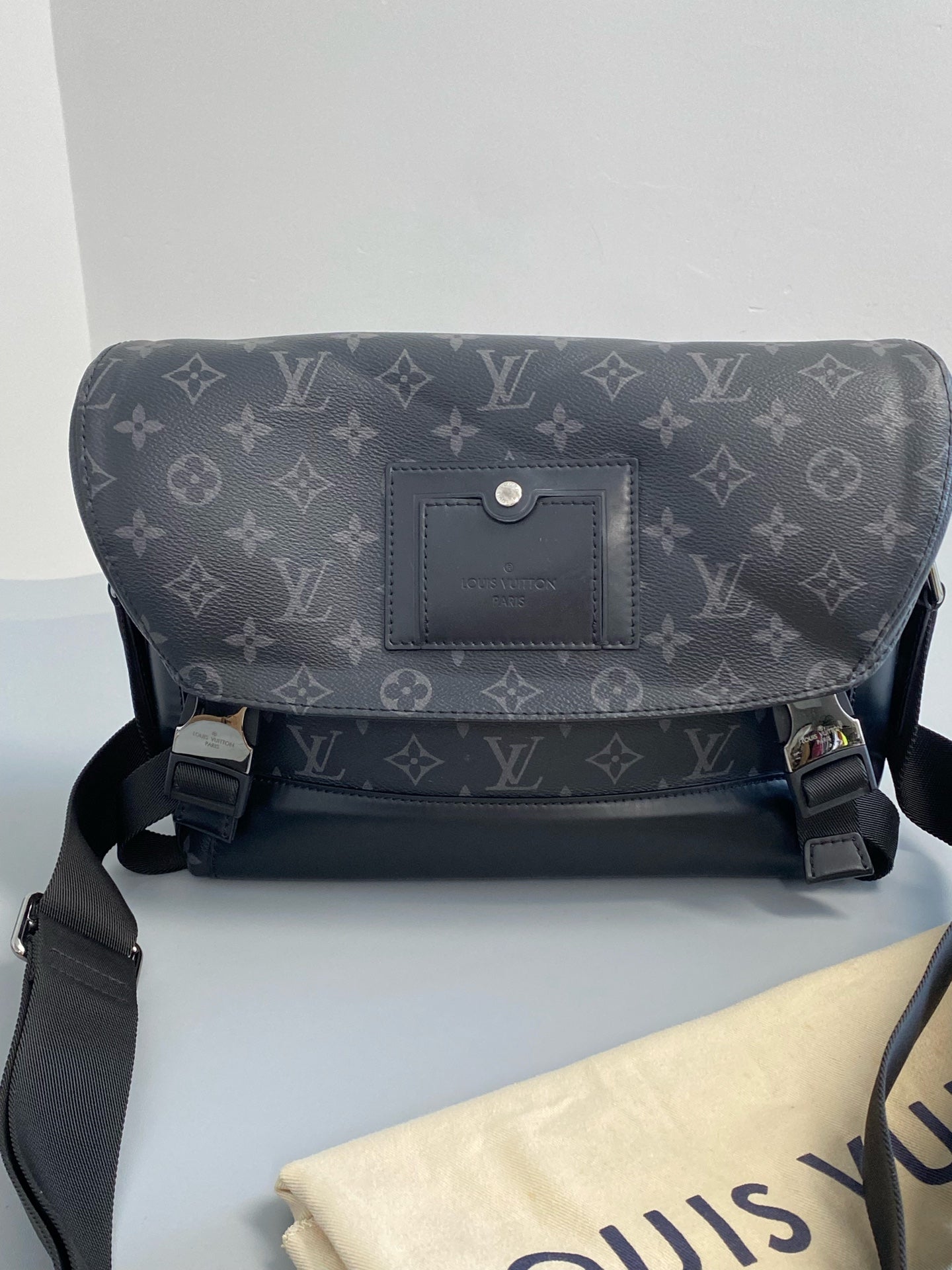 Louis Vuitton Voyager Messenger Bag M40511