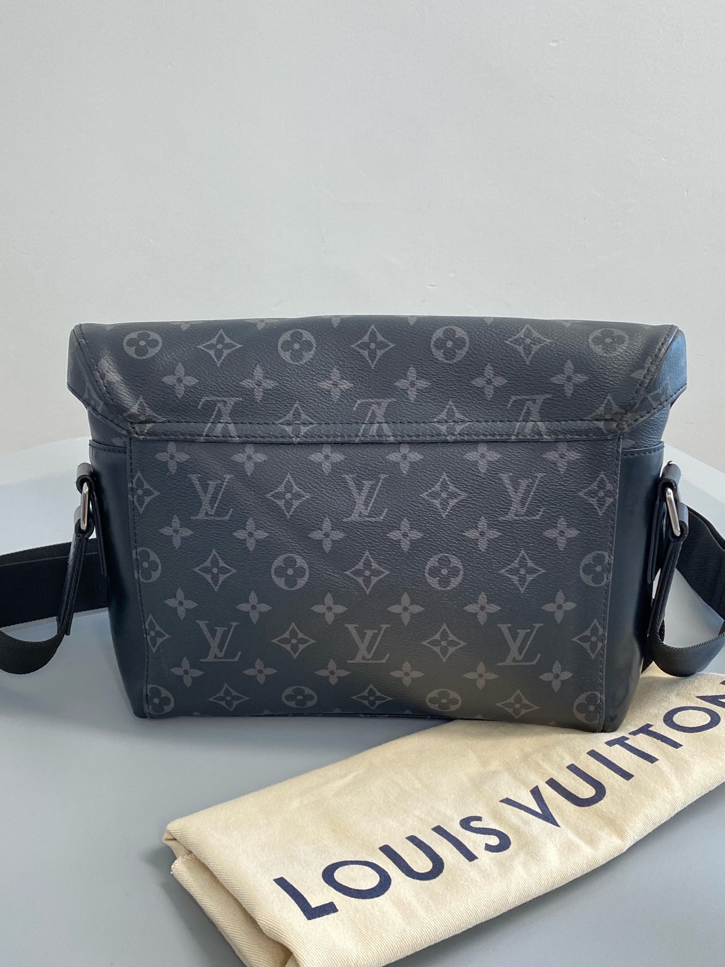 Louis Vuitton Voyager Messenger Bag M40511