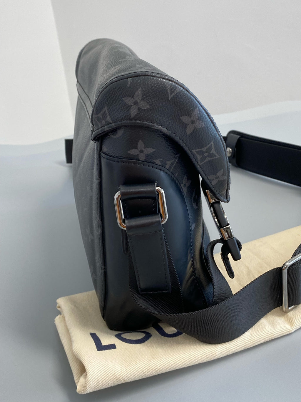 Louis Vuitton Voyager Messenger Bag M40511