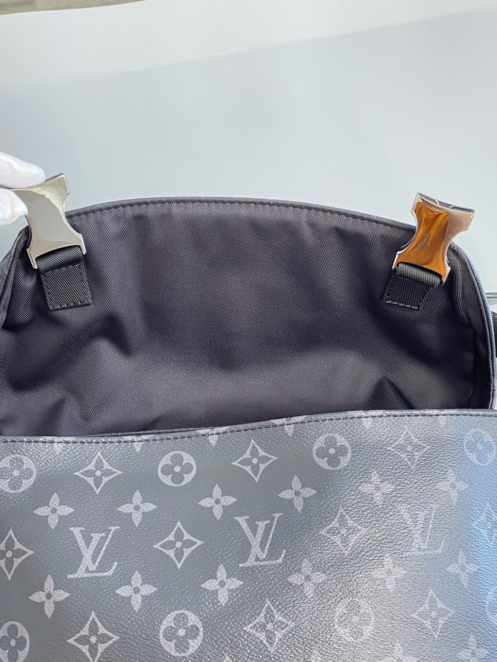 Louis Vuitton Voyager Messenger Bag M40511