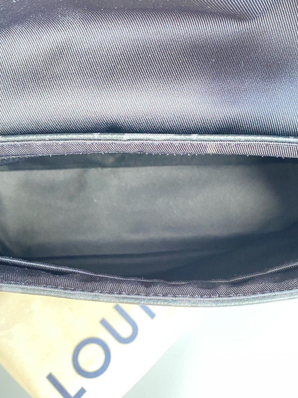 Louis Vuitton Voyager Messenger Bag M40511