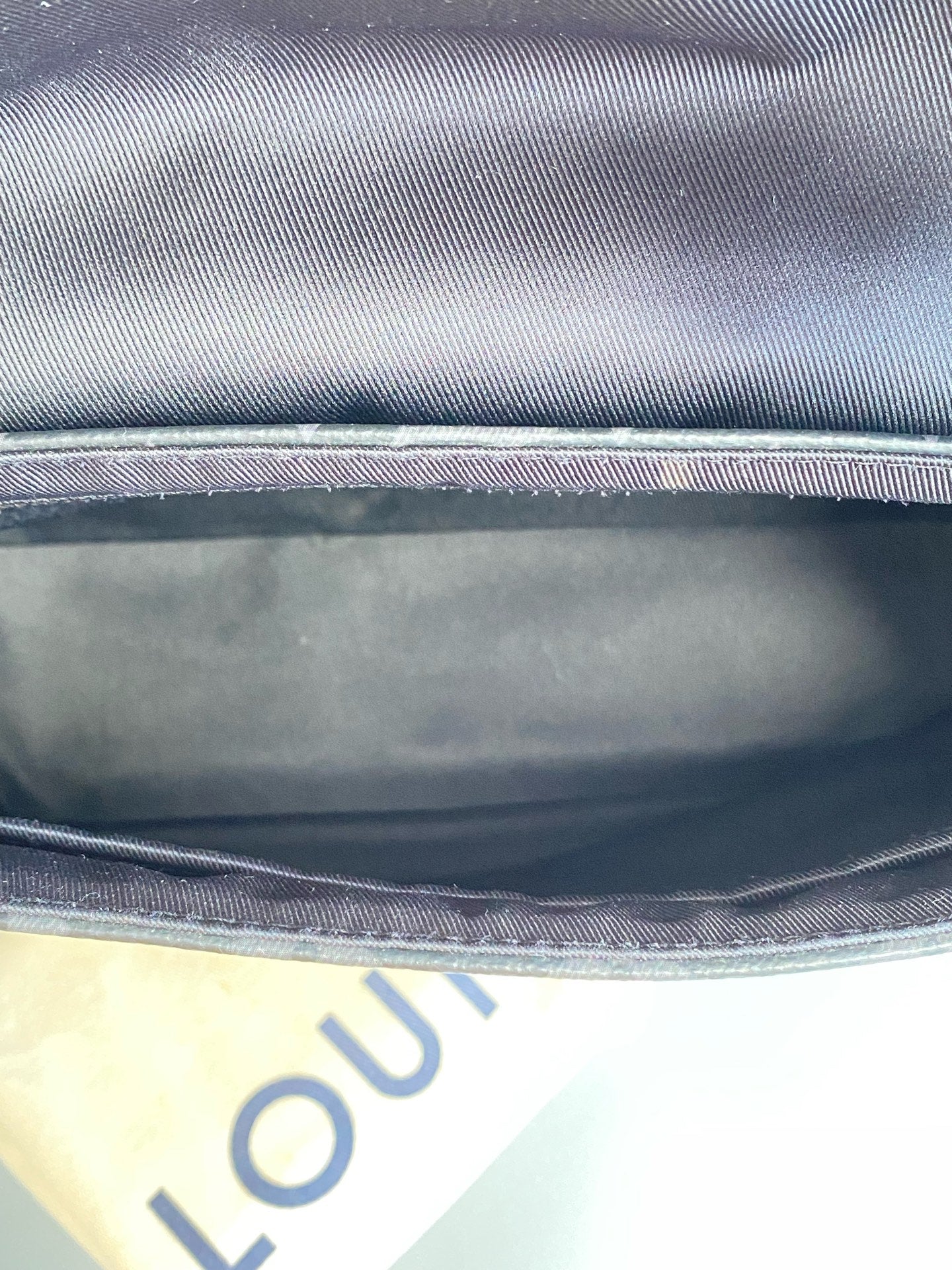 Louis Vuitton Voyager Messenger Bag M40511