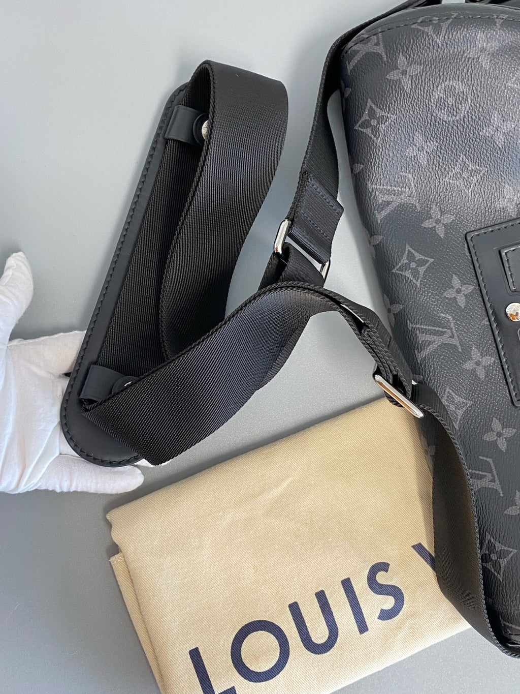 Louis Vuitton Voyager Messenger Bag M40511