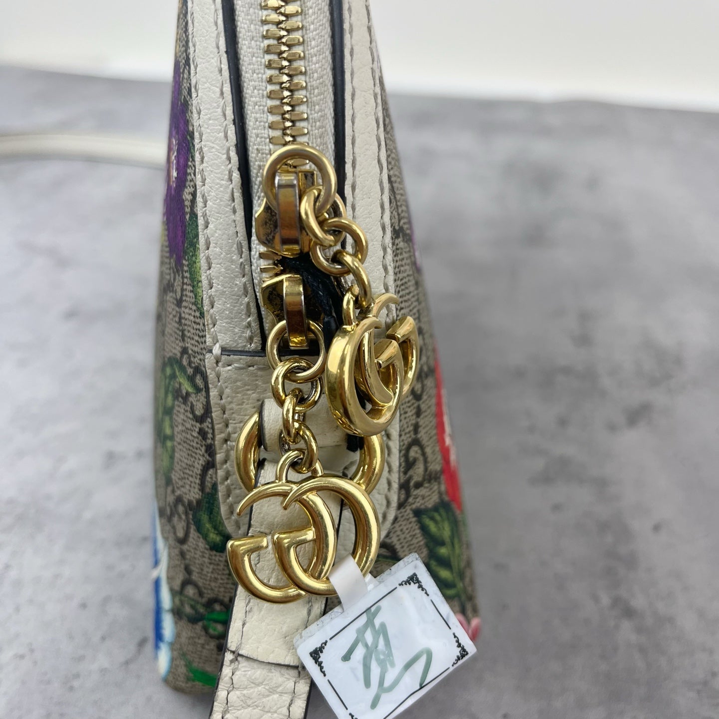 Gucci 499621-HV8AC-9759