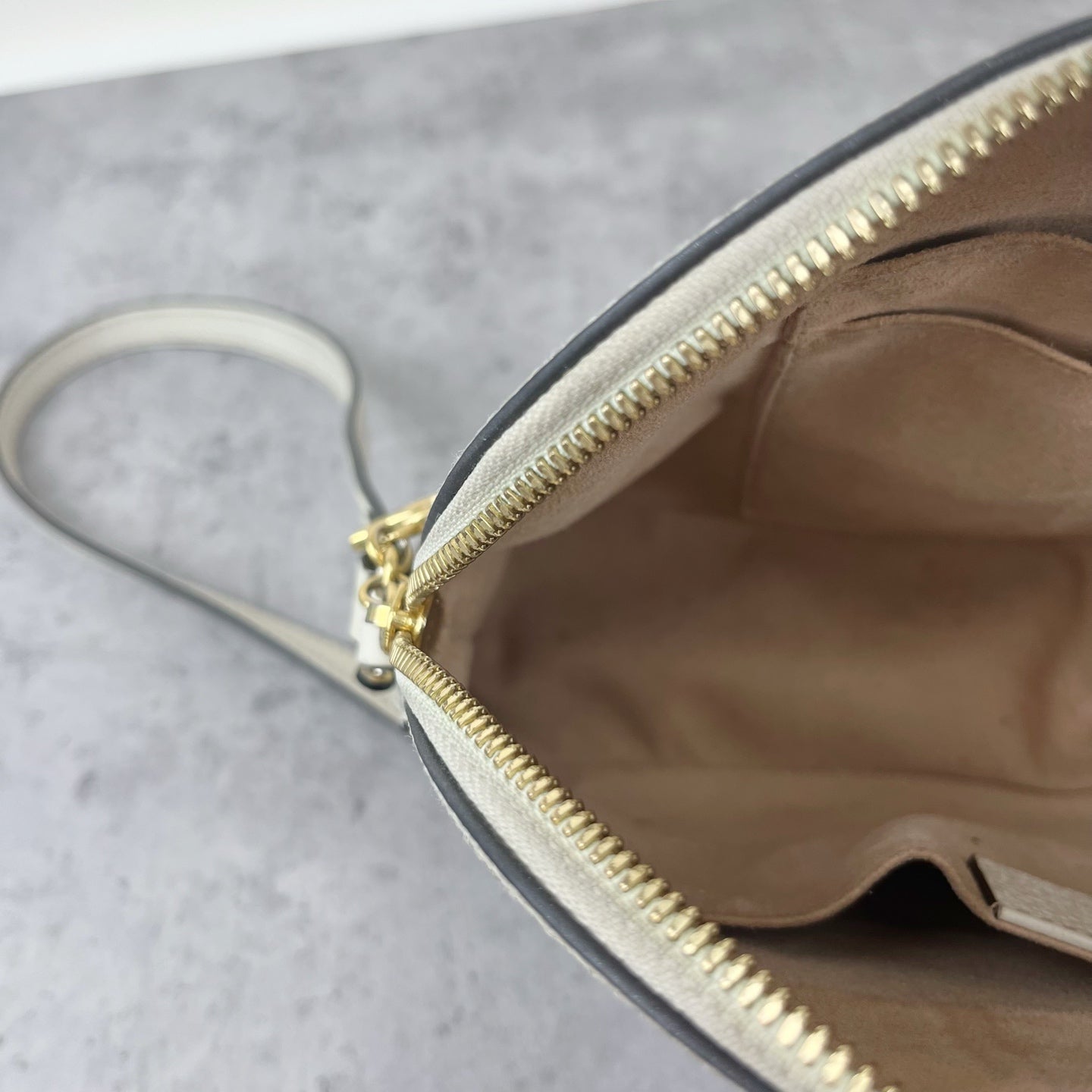 Gucci 499621-HV8AC-9759