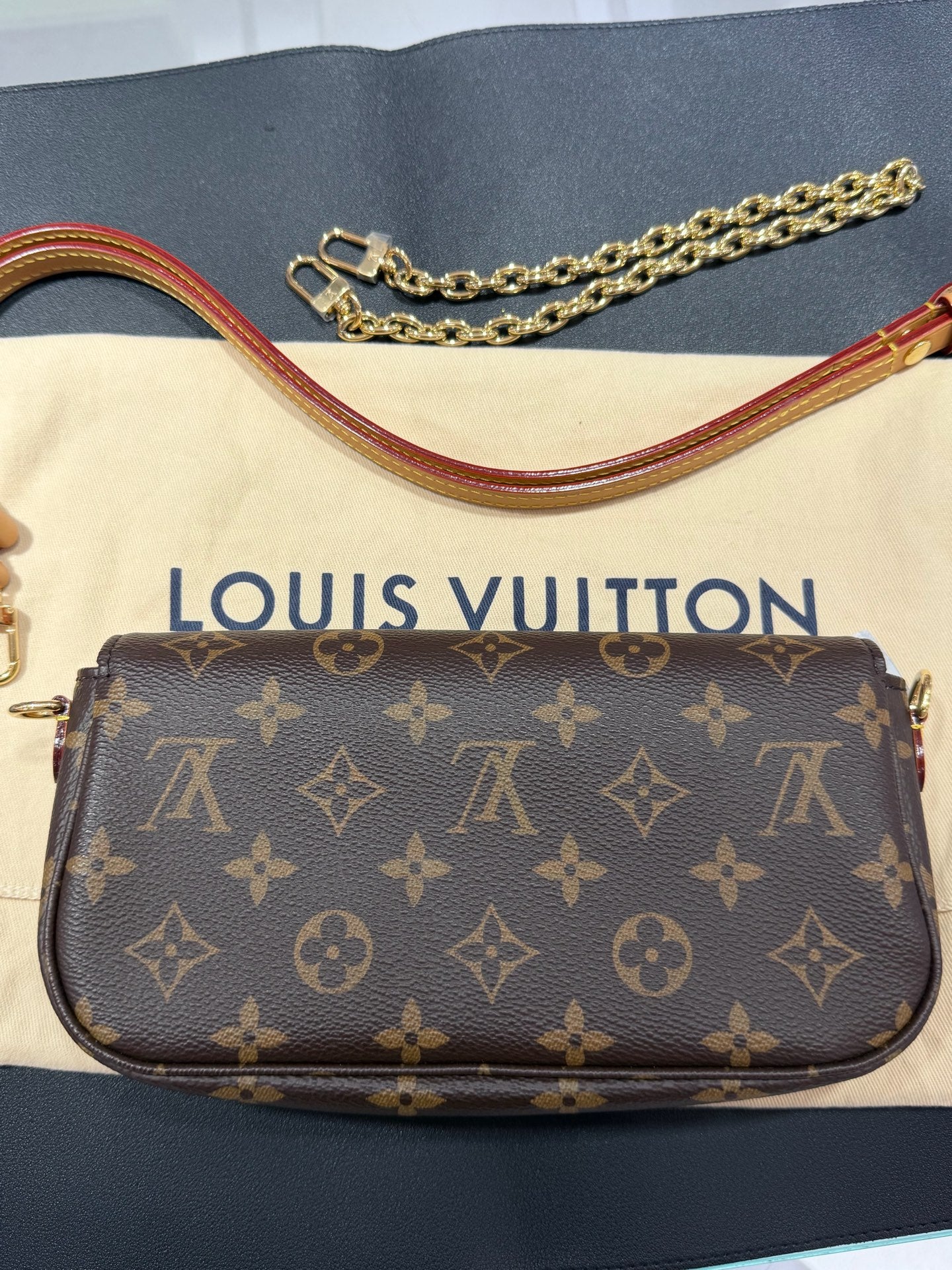 Louis Vuitton Wallet On Chain Ivy Canvas M81911