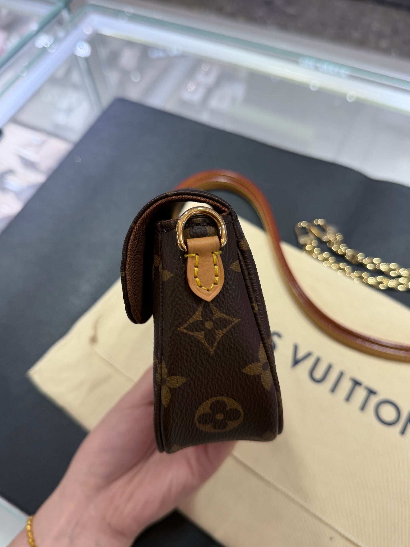 Louis Vuitton Wallet On Chain Ivy Canvas M81911
