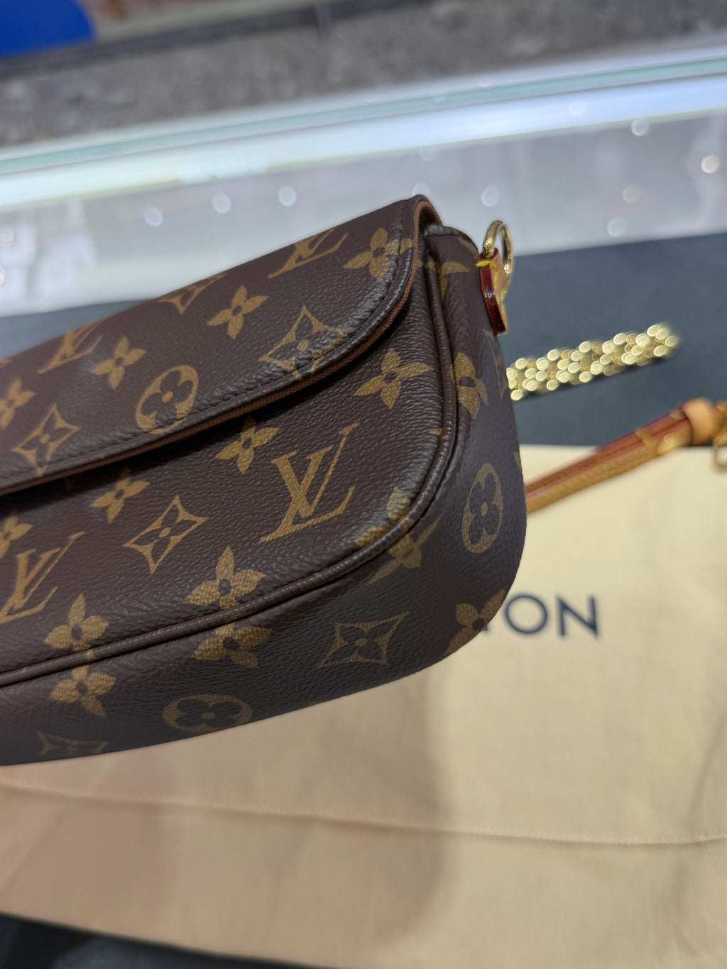 Louis Vuitton Wallet On Chain Ivy Canvas M81911