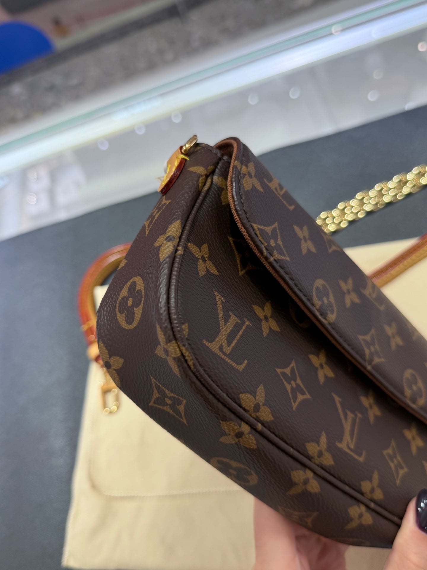 Louis Vuitton Wallet On Chain Ivy Canvas M81911