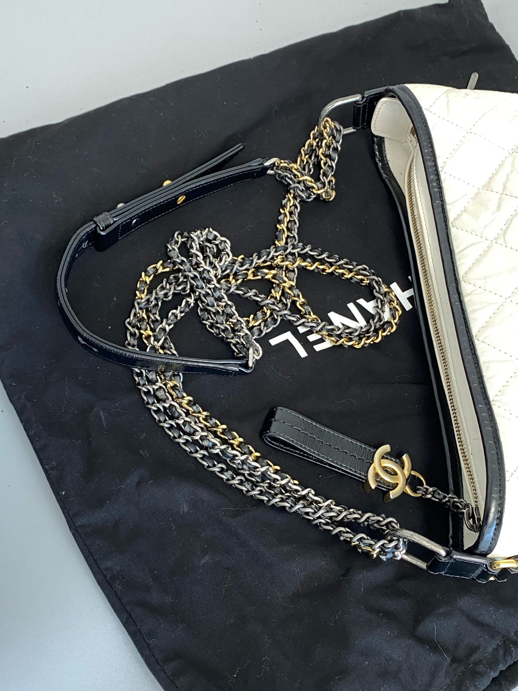Chanel Medium-sized shoulder crossbody bag White AS1521-Y61477-C0200