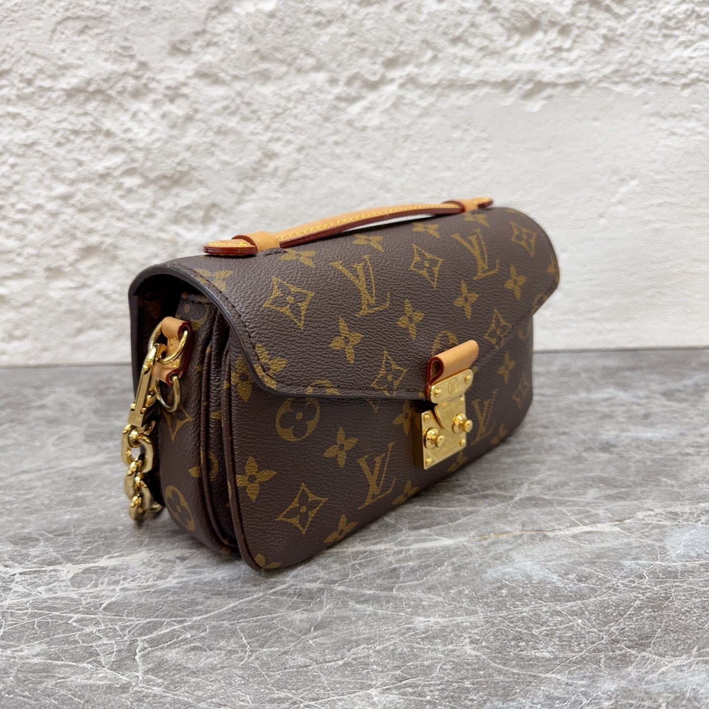 Louis Vuitton Messenger Bag