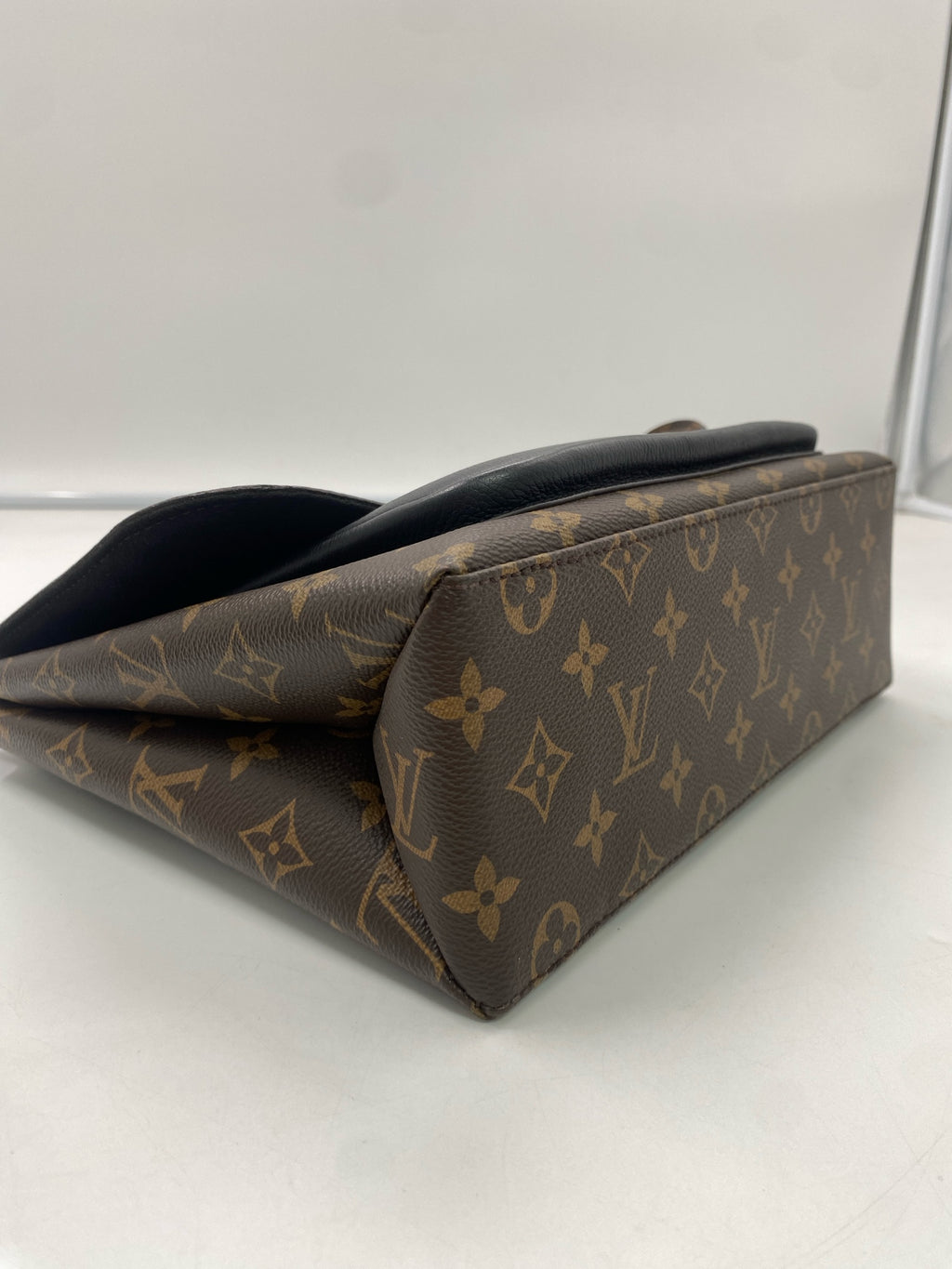 Louis Vuitton Messenger Bag