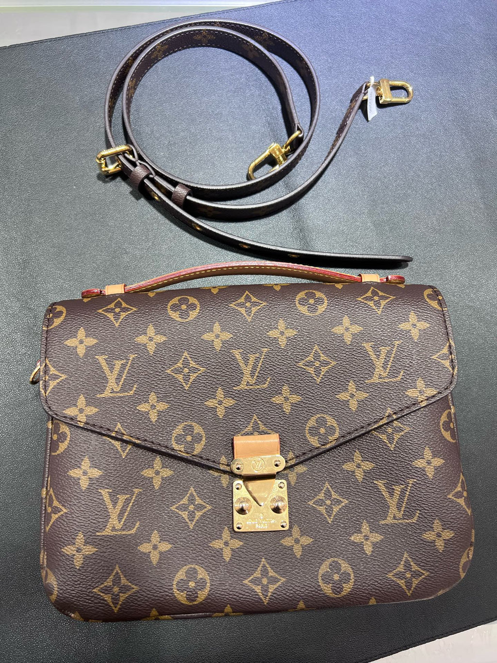 Louis Vuitton Pochette Métis Canvas Messenger Bag M44875