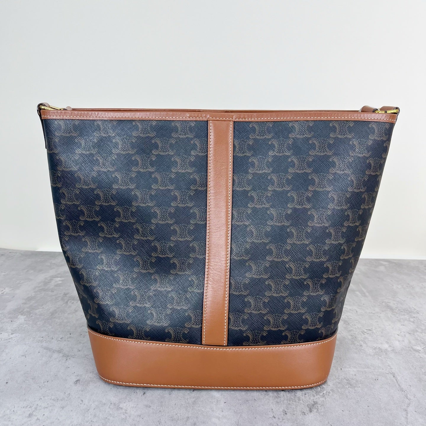 Celine Medium-sized bucket bag with a logo print Bucket & Drawstring Bag 191132CAS.04LU
