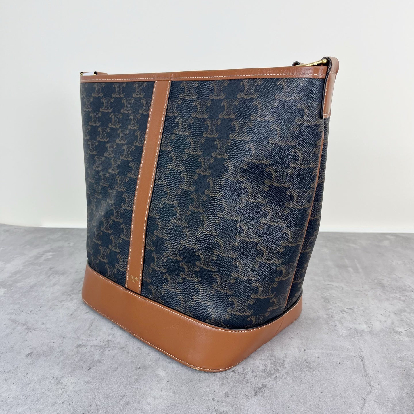 Celine Medium-sized bucket bag with a logo print Bucket & Drawstring Bag 191132CAS.04LU