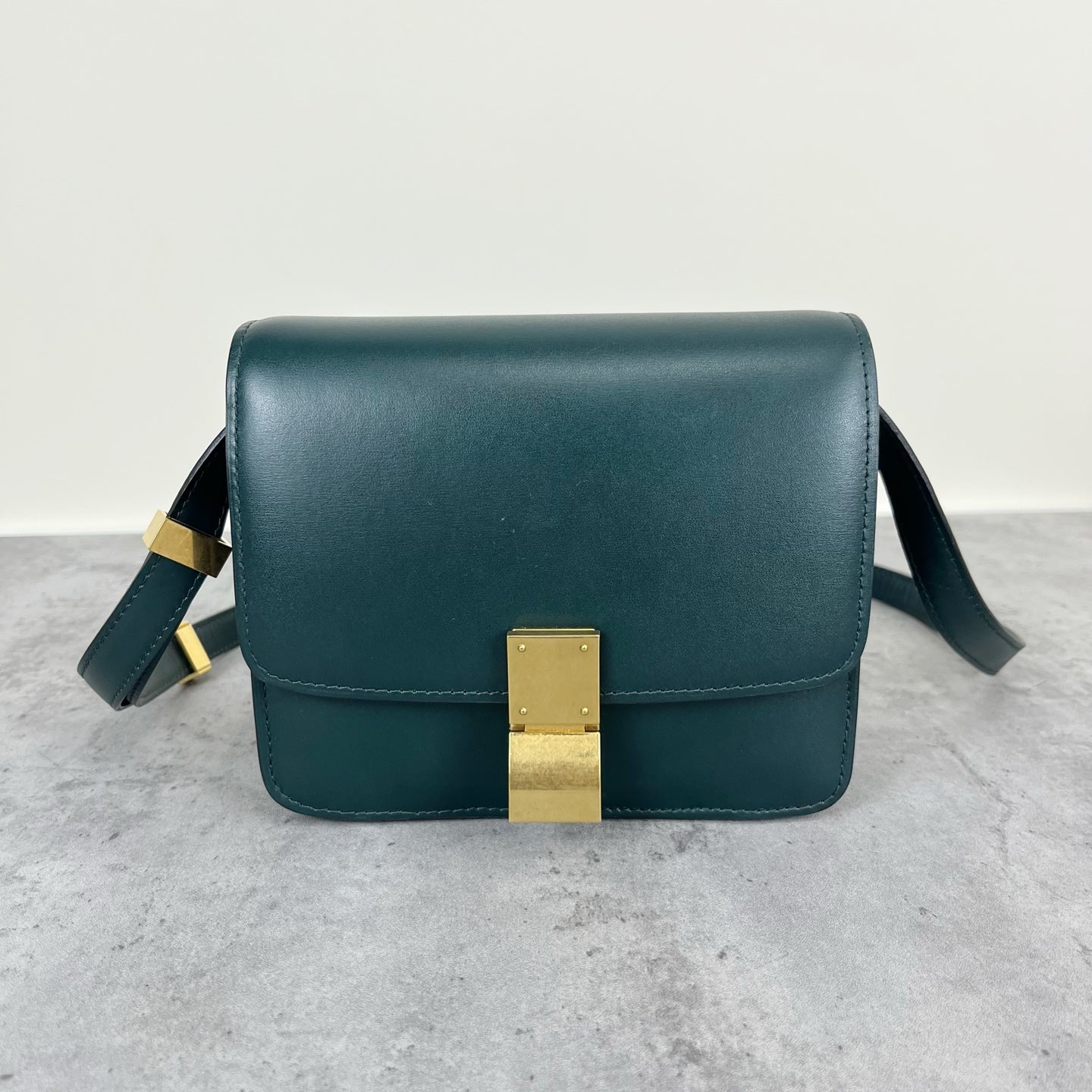 Celine Classic Medium-Size Polished Calfskin Handbag Green 189173DLS.31AN