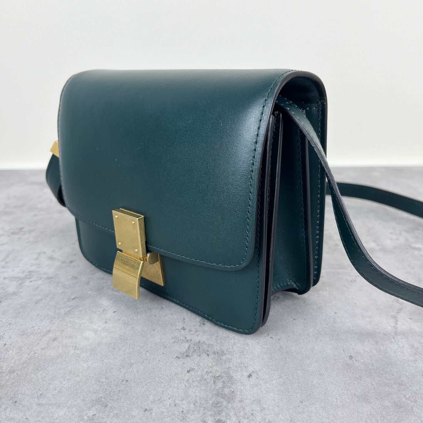 Celine Classic Medium-Size Polished Calfskin Handbag Green 189173DLS.31AN