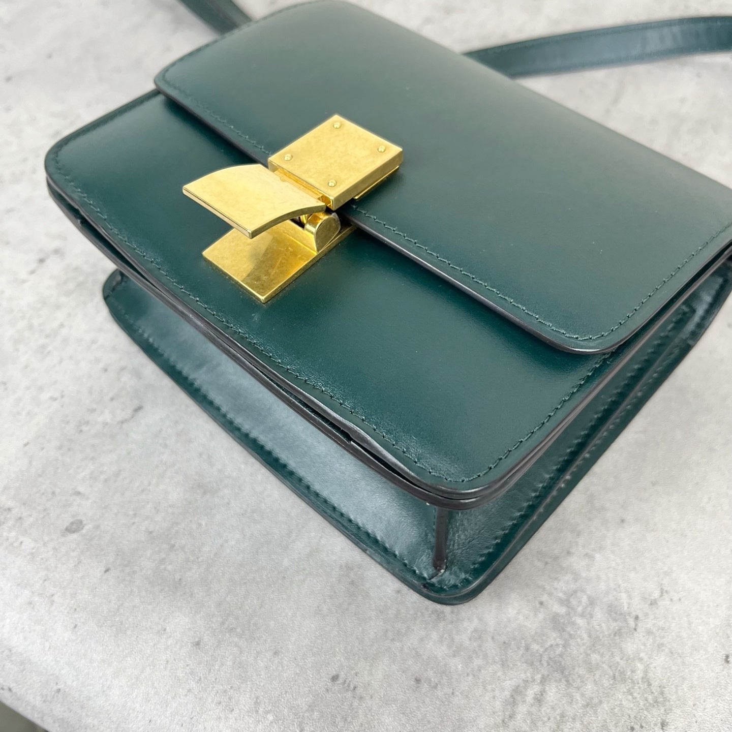 Celine Classic Medium-Size Polished Calfskin Handbag Green 189173DLS.31AN
