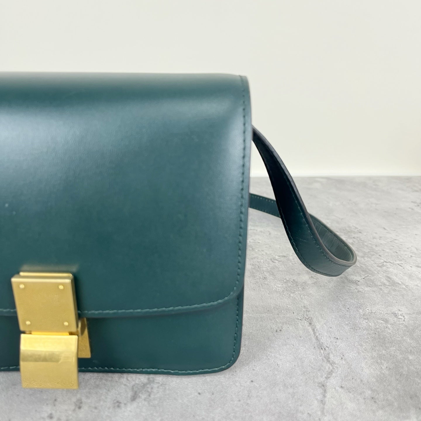 Celine Classic Medium-Size Polished Calfskin Handbag Green 189173DLS.31AN