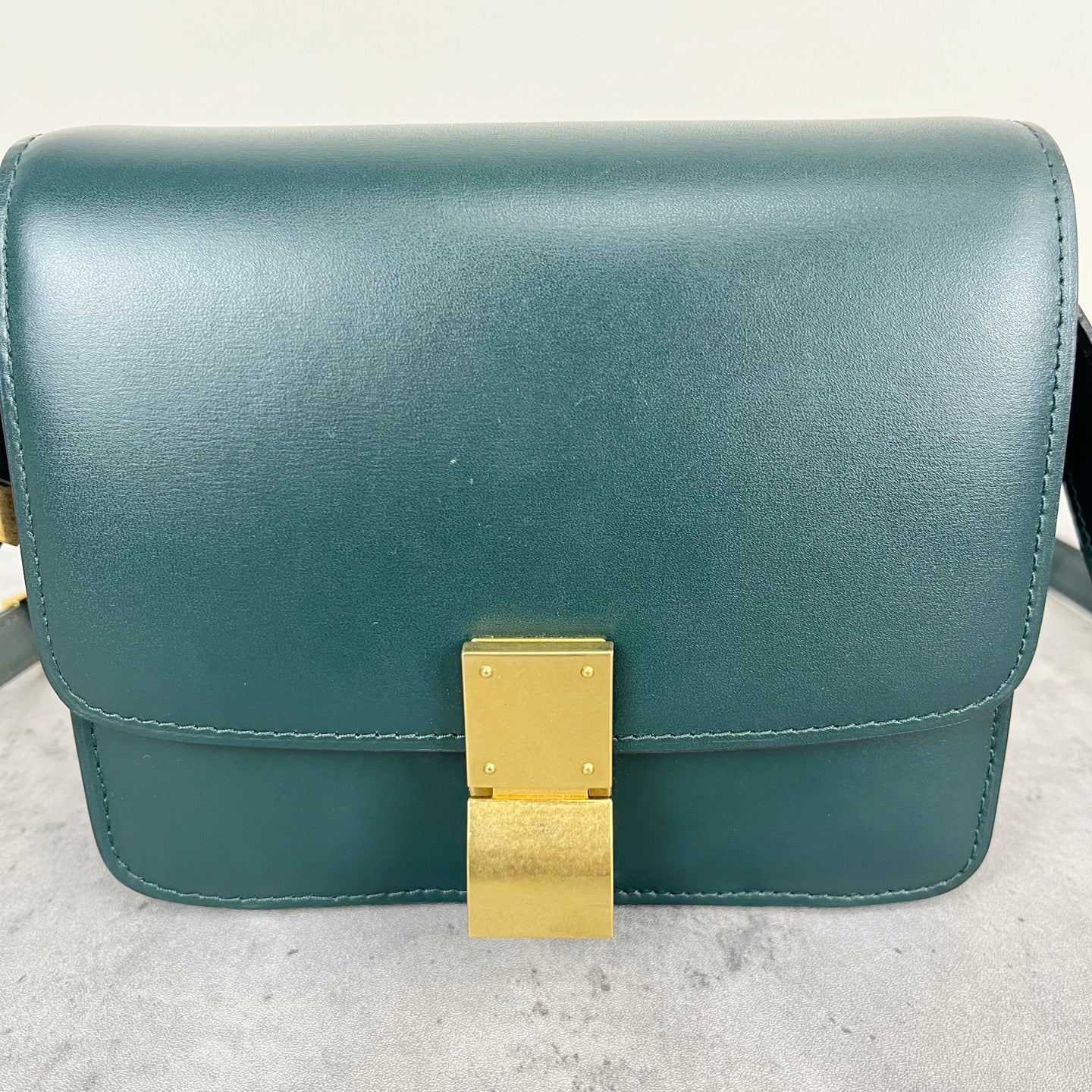 Celine Classic Medium-Size Polished Calfskin Handbag Green 189173DLS.31AN